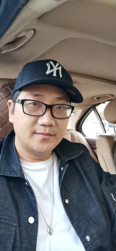 拥抱幸福的第一张照片--泉州相亲服务中心