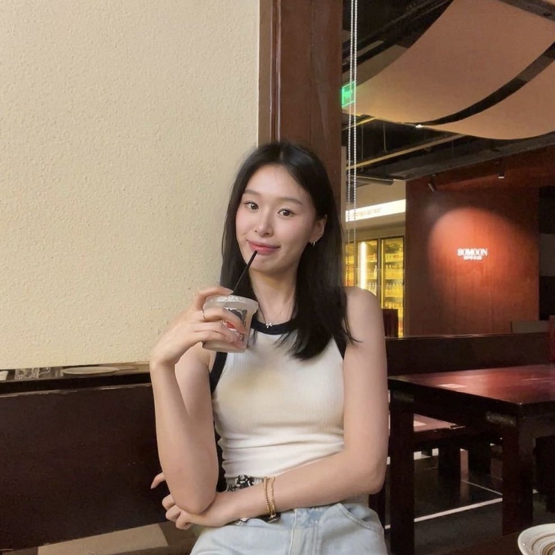 羽毛的第一张照片--泉州相亲服务中心
